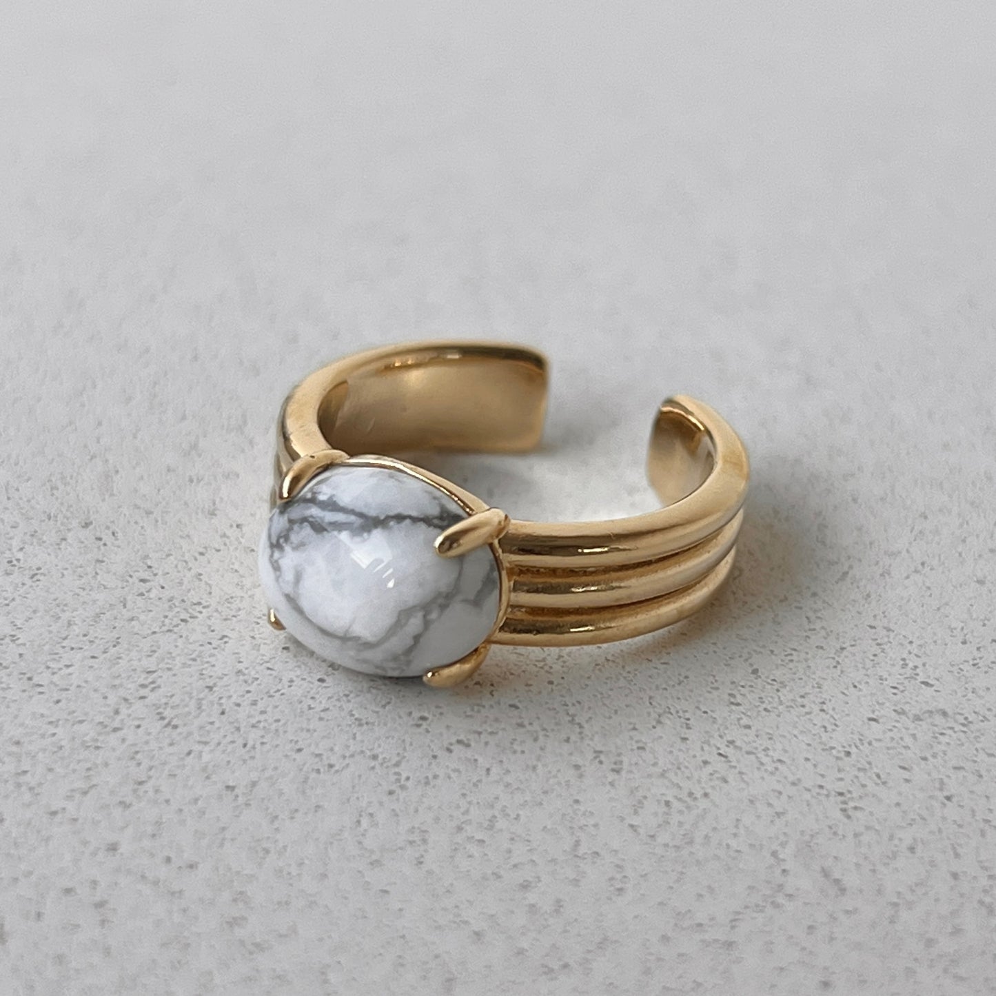 [ howlite ] trois gold
