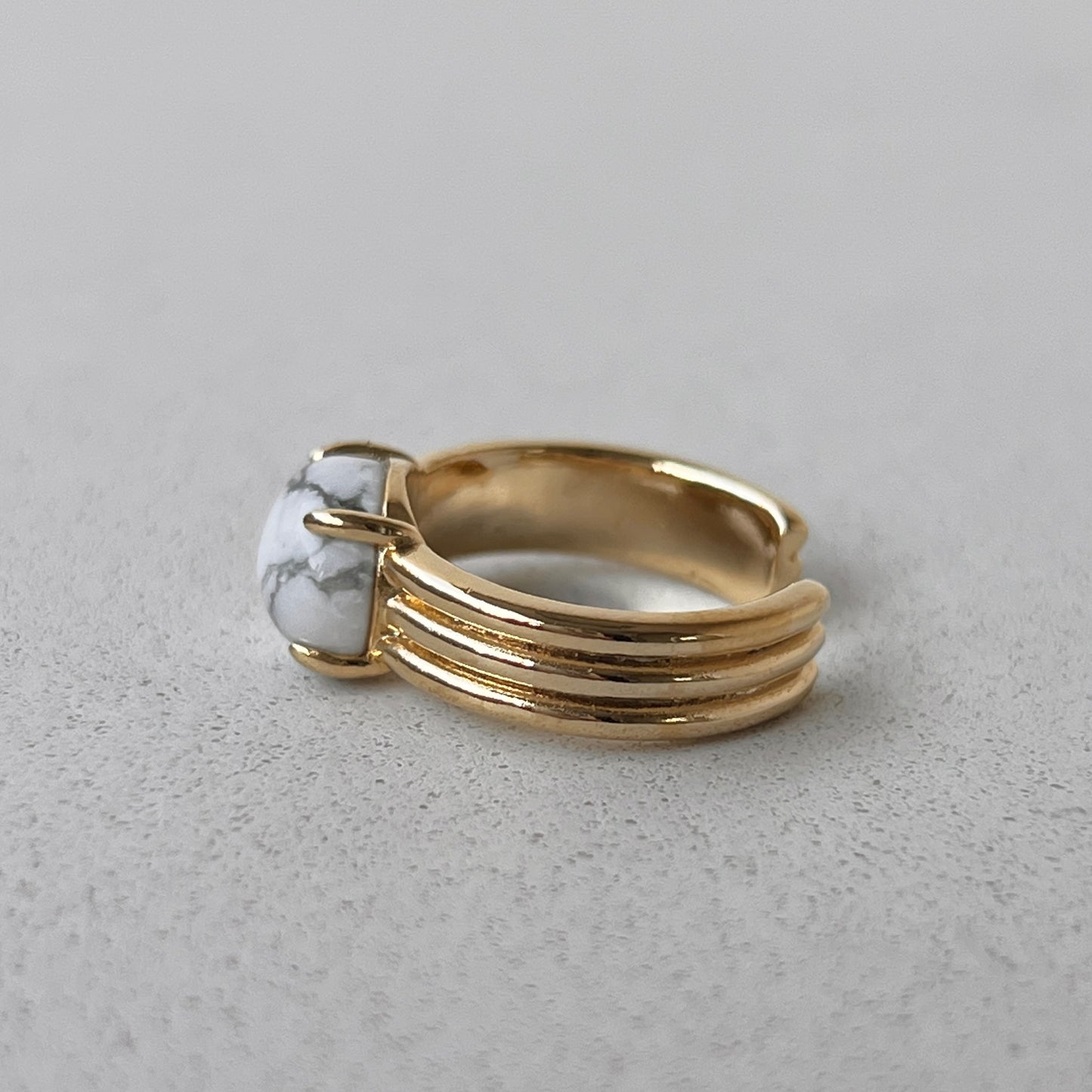 [ howlite ] trois gold