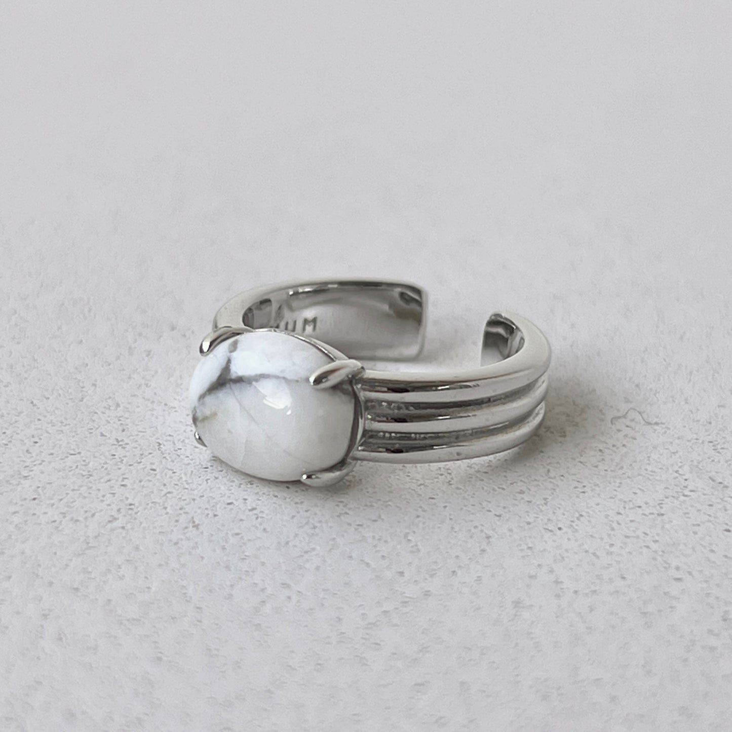[ howlite ] trois silver